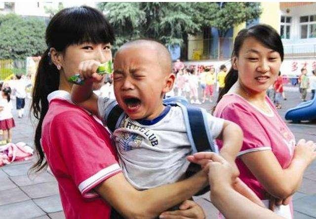 开学了，幼儿园接宝宝放学“潜规则”，对TA有哪些伤害呢？
