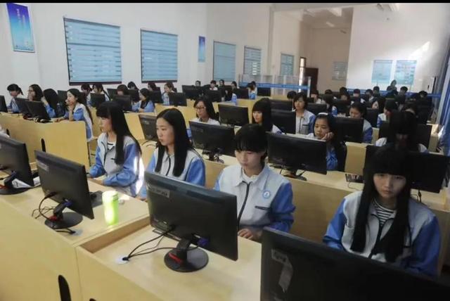 考不上高中的女孩去读这些中专和职高，出来不比普高差！